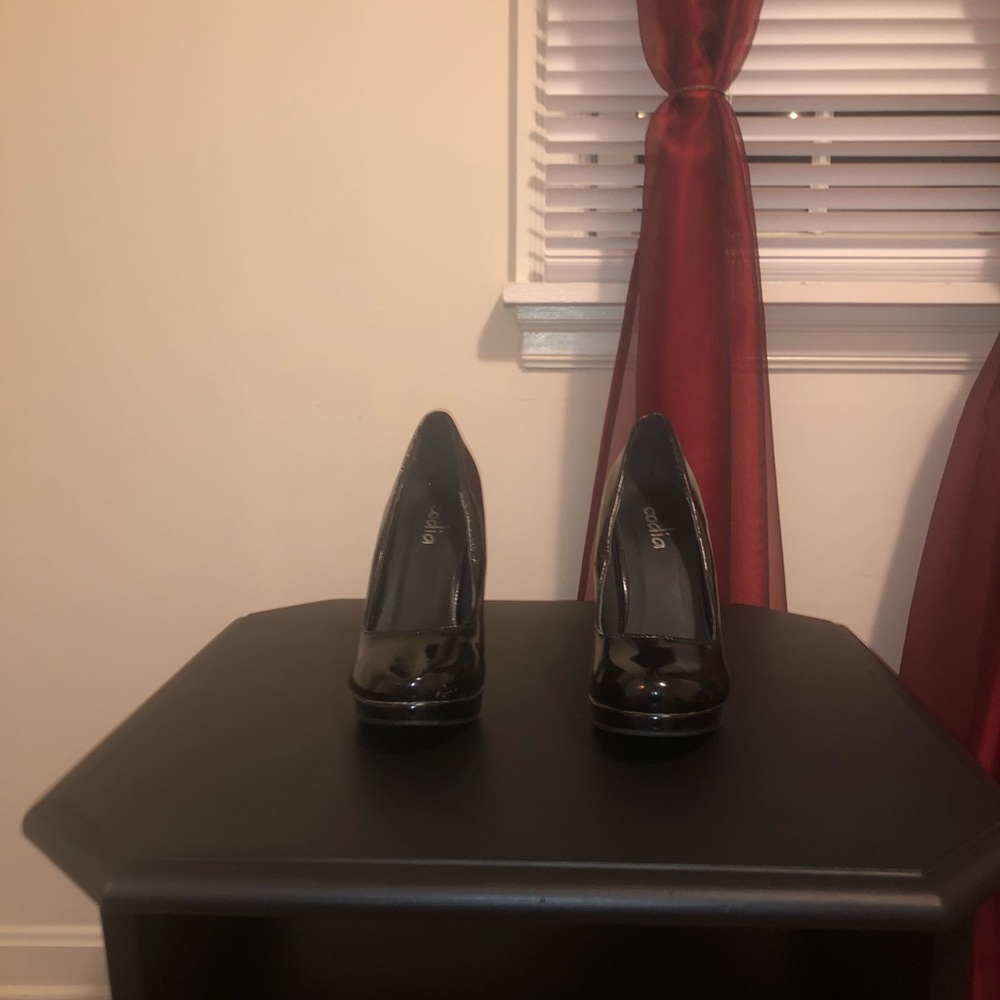 Black pumps